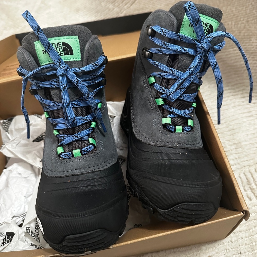 Northface youth snow boots size us 3 cm 22